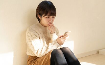 彼氏について悩む女性