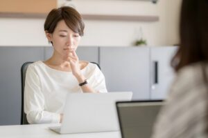【職場の人間関係 女性】ストレスフリーな人間関係に占いを利用してみる