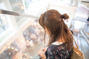 職場で急に話さなくなった彼の心理とは？沈黙の本音と関係を立て直すヒント