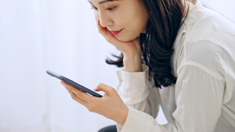 電話占いする女性
