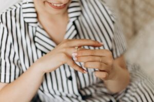 既婚女性が独身男性を本気で好きになってしまった時の対処法