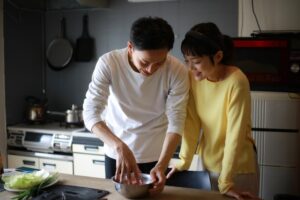 お家デートに誘う男性心理とは？本命サインと下心の違いを徹底解説