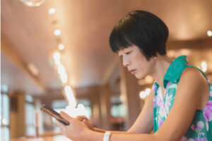 合コン・婚活でこっそり!トイレでチェック「運命の相手」LINE占い