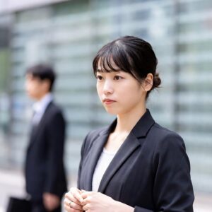 彼からの連絡を待つ女性