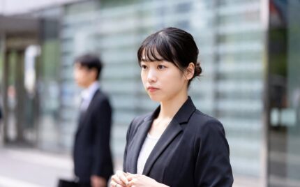 彼からの連絡を待つ女性
