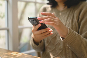 彼氏から連絡がこない…不安になるのは、あなたが「重い」からじゃない