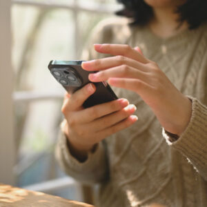 メールで占いをする女性