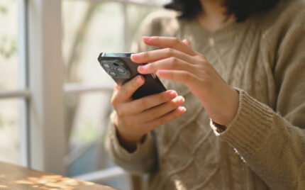 メールで占いをする女性