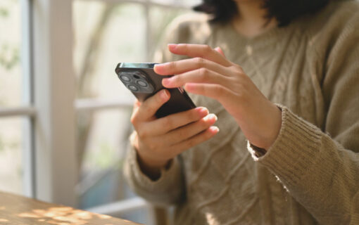 メールで占いをする女性