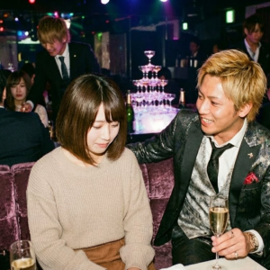 歌舞伎町の担当ホストから接客を受けている女性