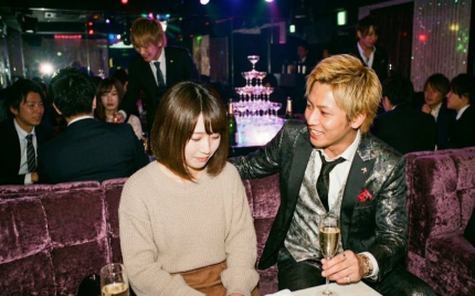 歌舞伎町の担当ホストから接客を受けている女性