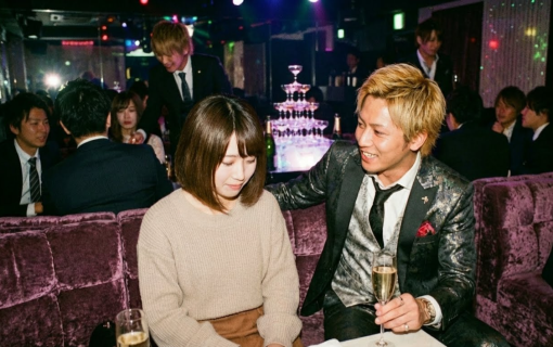 歌舞伎町の担当ホストから接客を受けている女性