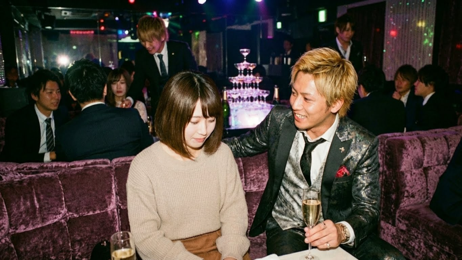 歌舞伎町の担当ホストから接客を受けている女性