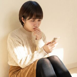 彼氏について悩む女性