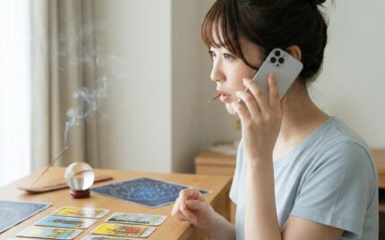 電話占いをしている様子