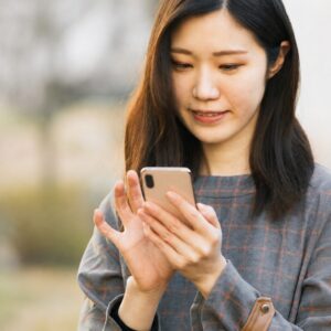 LINEで占いしている女性