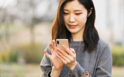 LINEで占いしている女性
