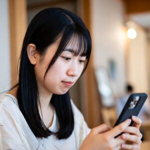 マッチングアプリをしている女性