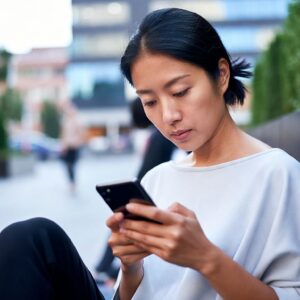 マッチングアプリで悩む女性