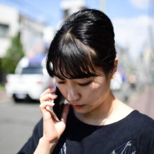 電話占いをする女性