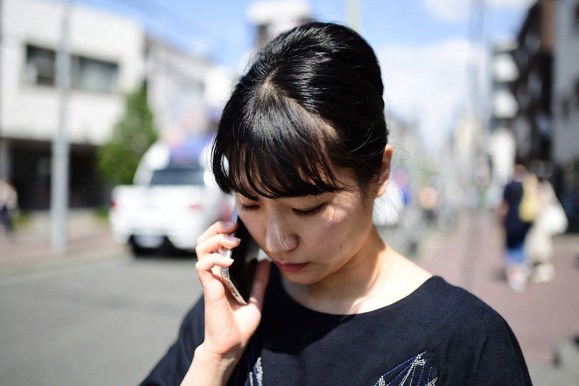 電話占いをする女性