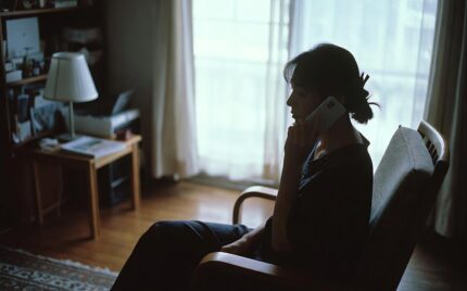 電話で相談する女性